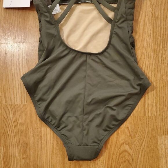 La Blanca Island Goddess Tummy-Control One-Piece - Picture 8 of 14